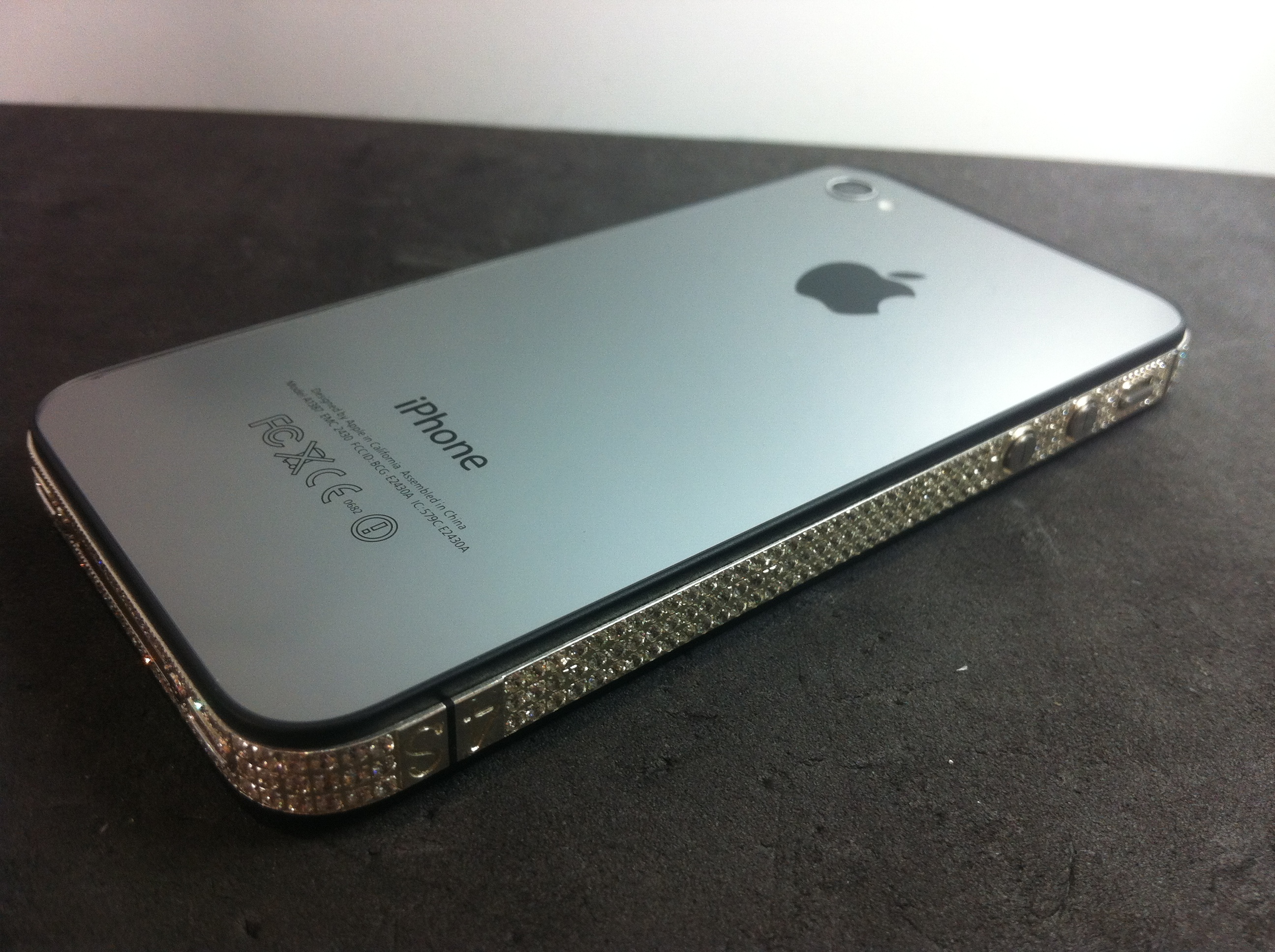 金属の塊のようなiPhoneにジルコニアが輝きます